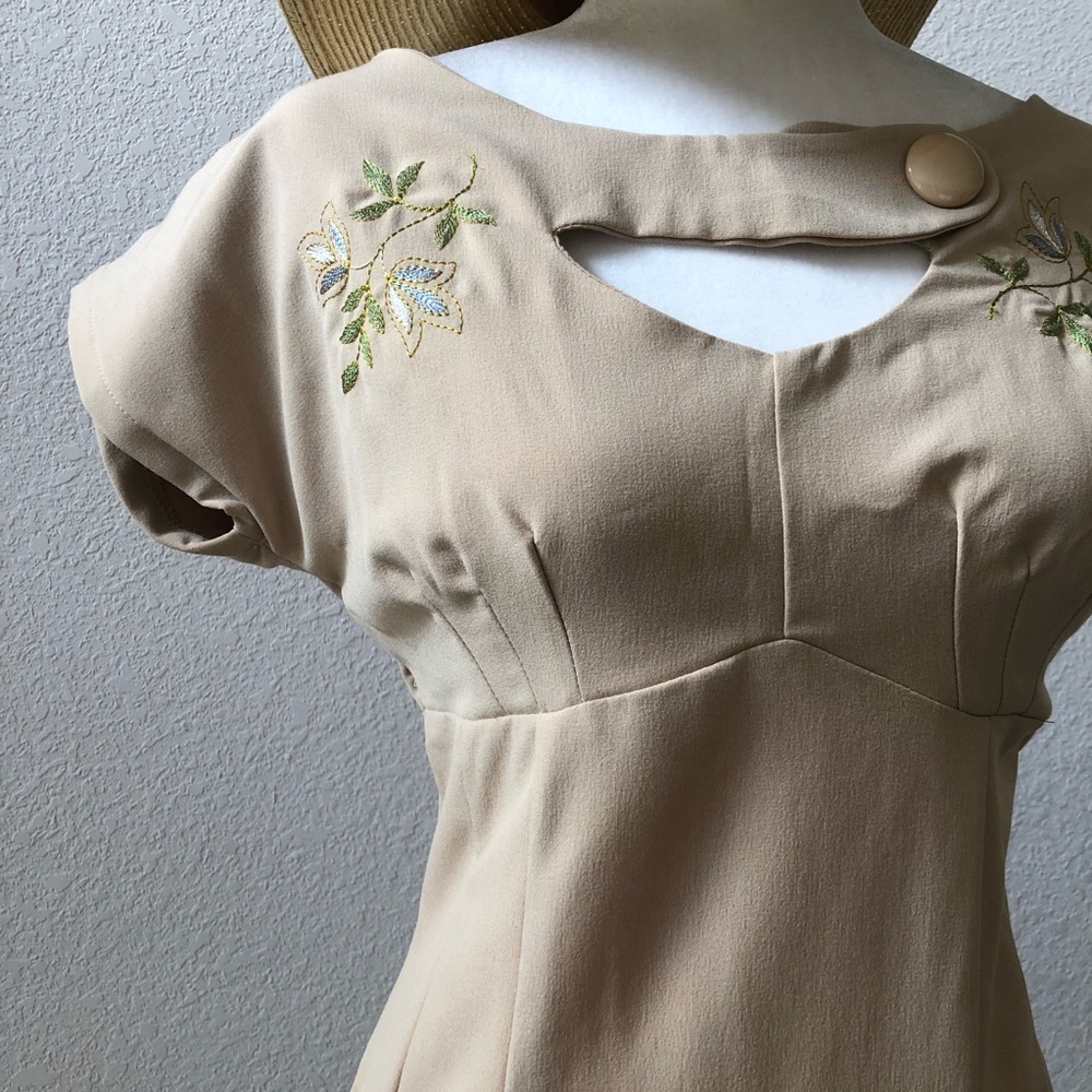 Bettie Page Sierra dress Size L Tan color Retro pencil dress Zip back EUC